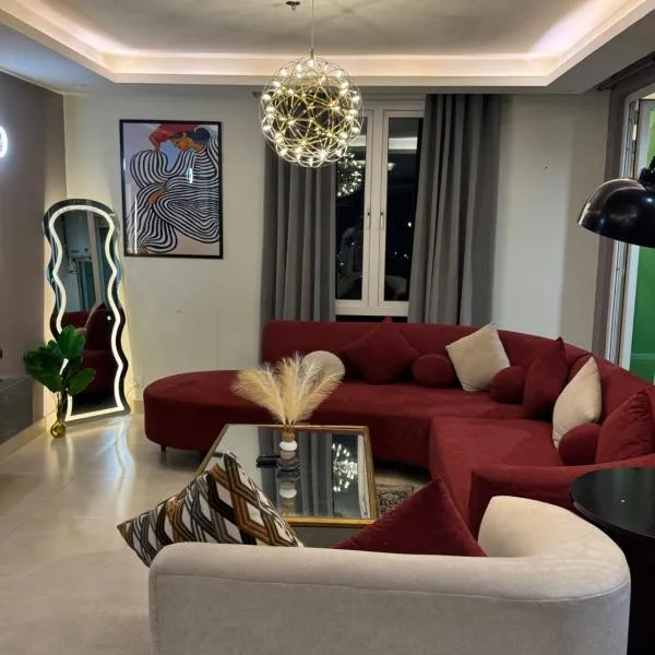Gold Crest Serviced Apartments With City Views -DHA LAHORE، فندق في لاهور