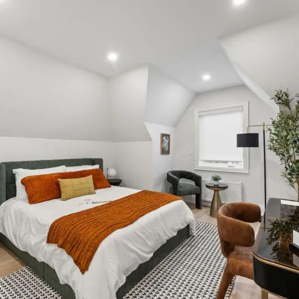 Luxury Deluxe 1 BR - 1 Bed - New Build - Near Downtown, hotel in Toronto