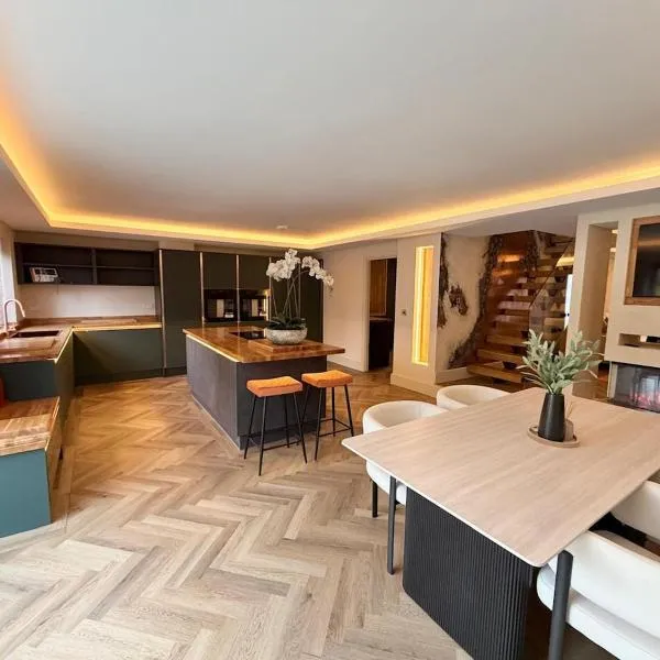 Truly Spectacular Luxury Home in Swansea - Mumbles, hotel in Killay