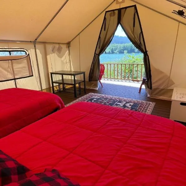 Ruby Glamping tent - tent site #9, hotell i Klamath