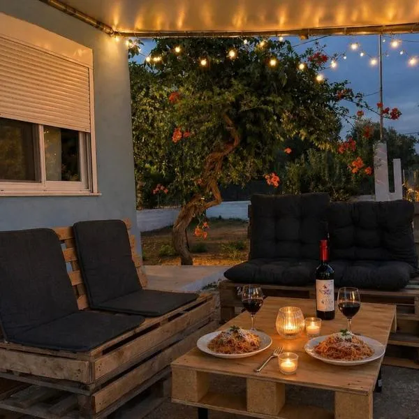 Wooden Loft 3min Walk to Beach، فندق في أليكساندروبولي
