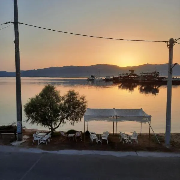 Spacious Sea View Apartment by the Port, hotel v destinaci Elafonisos