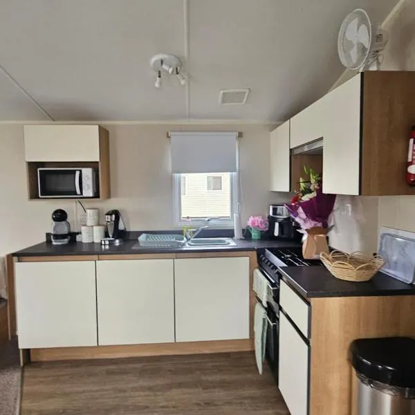 Jones caravan hire sycamore walk lyons robinhood rhyl, hotell i Meliden
