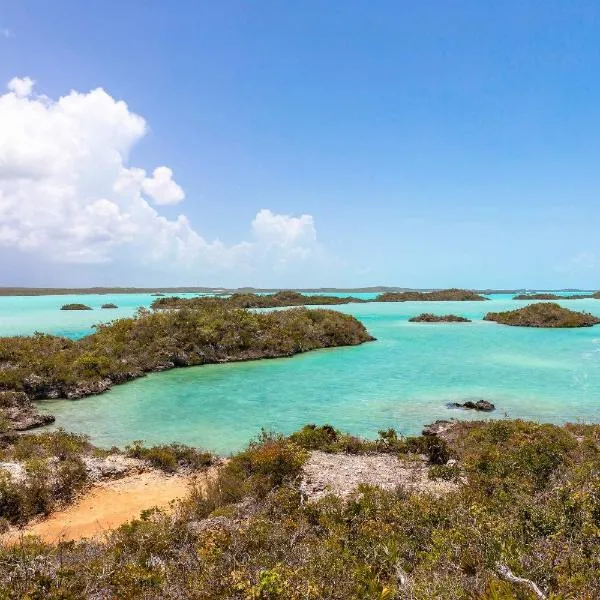 Charming Guest House near Chalk Sound and the Beach: Providenciales şehrinde bir otel