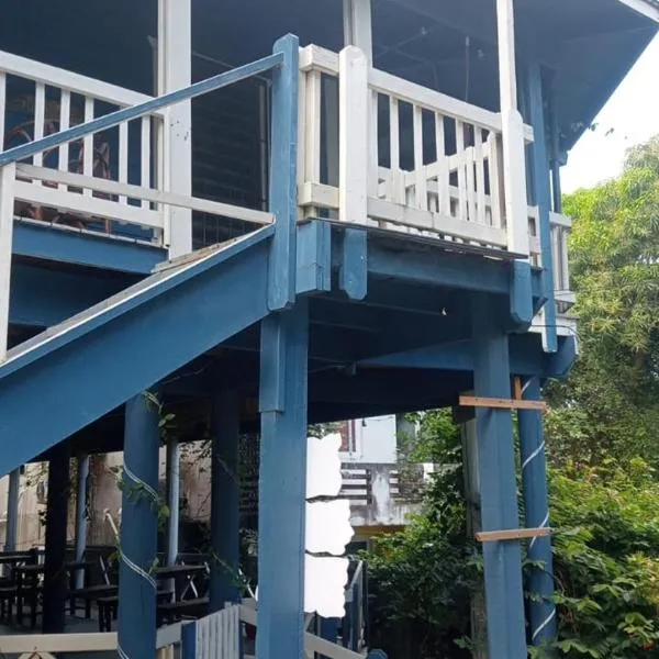 LOTO'S House, hotel i West End