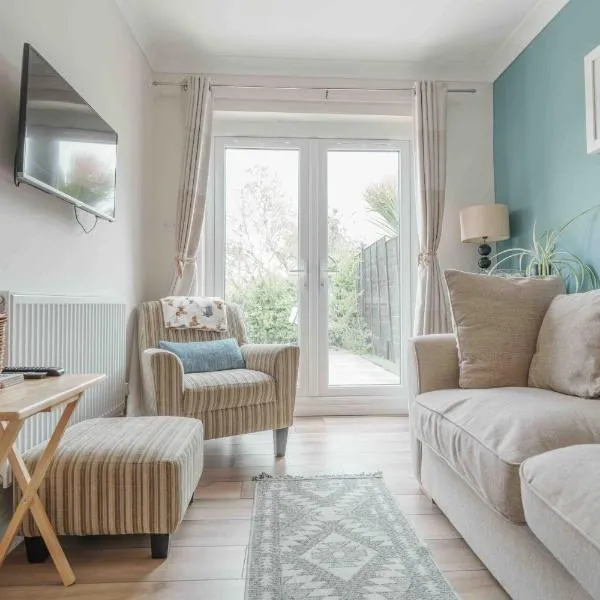 Seaside Family Escape- Cosy bungalow with large private garden- Pets Welcome, hotel in Clacton-on-Sea