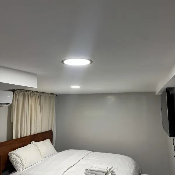 Joynest Nest - Private Entry & Bath: Newark şehrinde bir otel