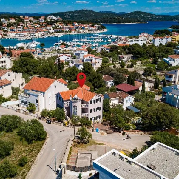 Apartments with parking space Jezera, Murter - 5121, hotel in Jezera