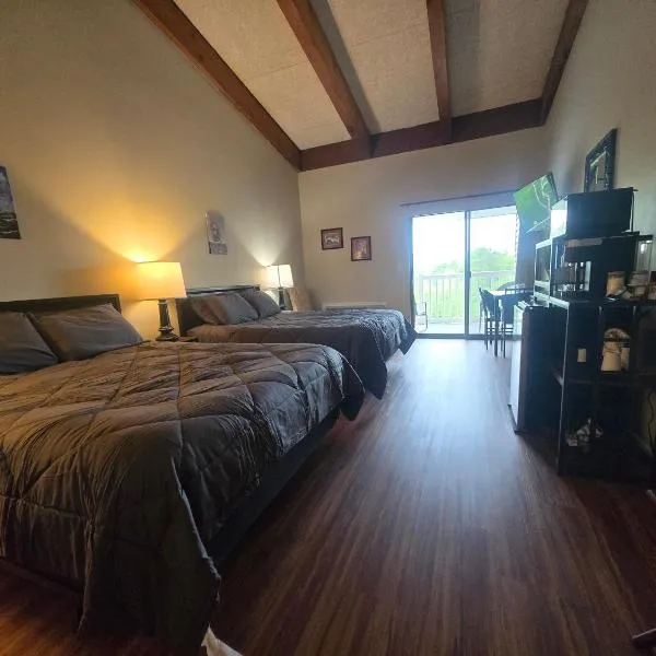 Cedar Lodge Room-Private Balcony Close to Weirs! – hotel w mieście Laconia