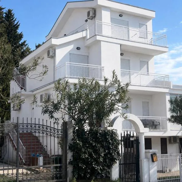 Navora Apartmani, hotel i Sutomore
