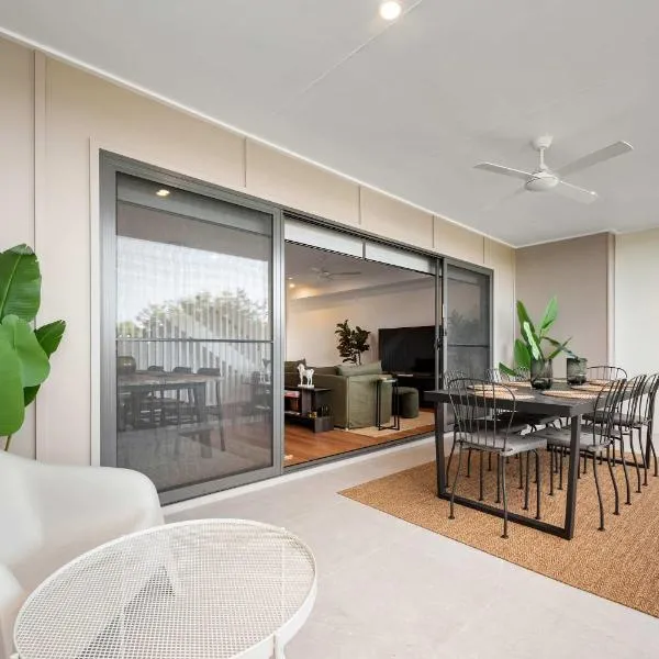 New - 4BR Clontarf Townhouse - Double Garage - Pets, hotel din Redcliffe