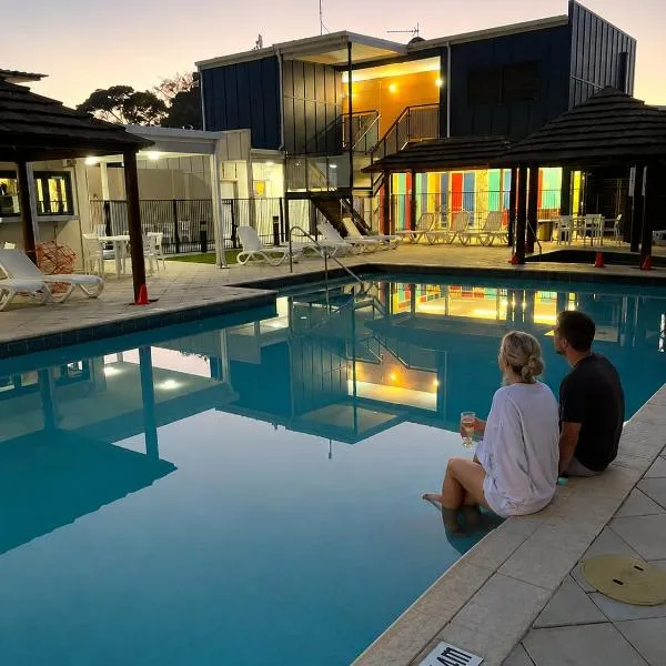Townhouse 7 - Located at FOOTPRINTS PRESTON BEACH RESORT, hotel di Preston Beach