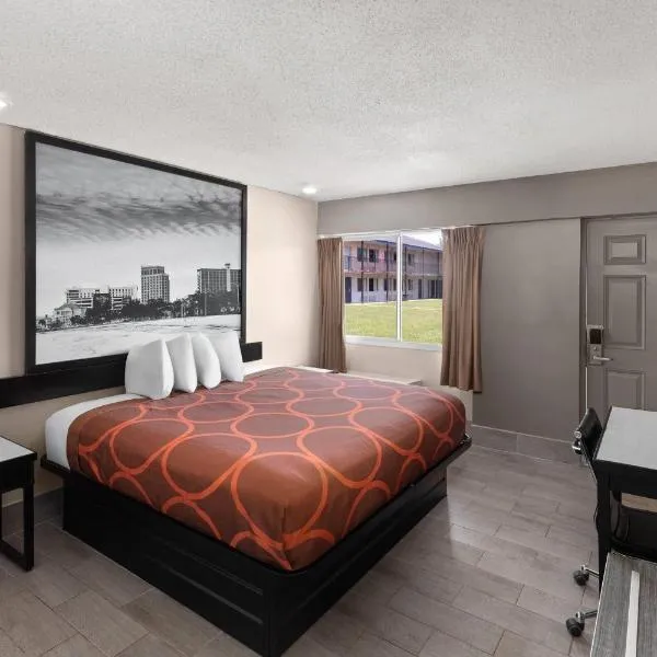 Super 8 by Wyndham Biloxi at the Beach, hotel in Biloxi