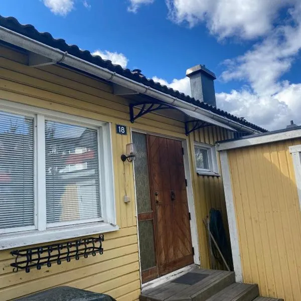 Upper Floor of Townhouse near Metro and Akalla By, khách sạn ở Stockholm