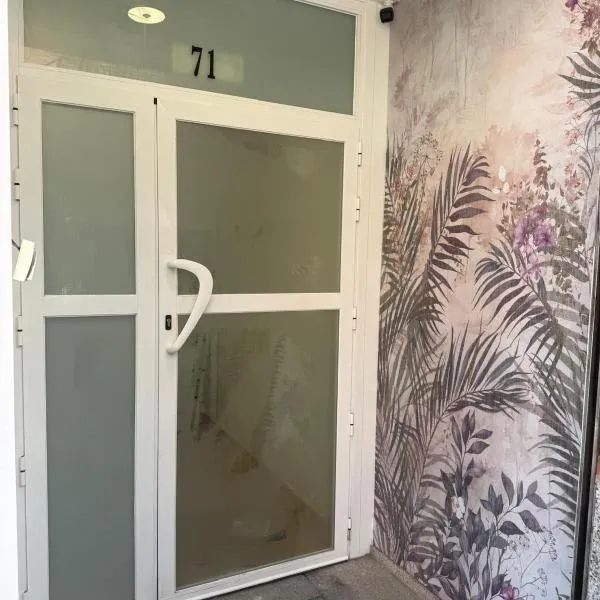 Multi Hostal BM 71, hotel v mestu Madrid