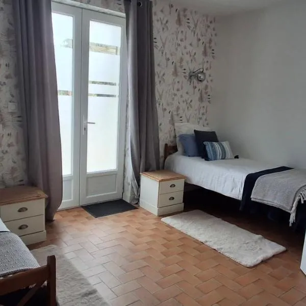 Le Black Dog Pub, hotell sihtkohas Saint-Aignan