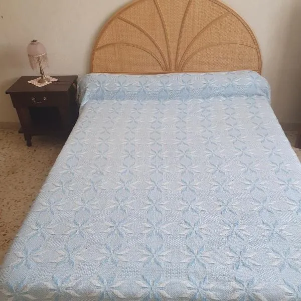 room for rent staying with a resident, hotel u Nici