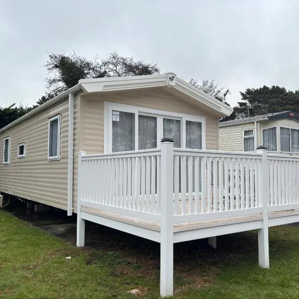 Newquay - Gold 3 bed Caravan Sleeps 8 Parkdean Newquay Holiday Park、ニューキーのホテル