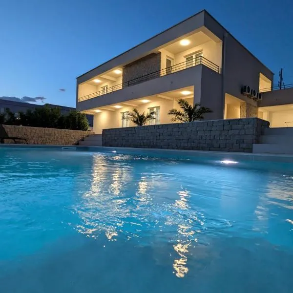 Villa Marija Zadar Region with Heated Pool,位于德贝利亚克的酒店