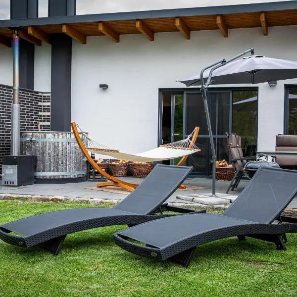 Familienfreundliche Ferienwohnung mit großem Garten, Spielplatz, privatem Badefass & Sauna, Hotel in Wendisch Rietz