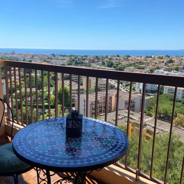 Appartement 2P - Vue mer panoramique, hotel i Cagnes-sur-Mer