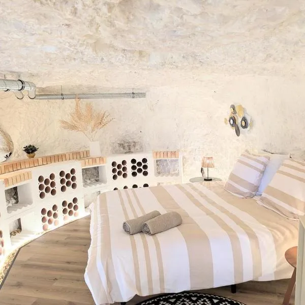 Maison Troglodyte LE TROGLO DU HAUT DE LOIRE, hotel in Montlouis-sur-Loire