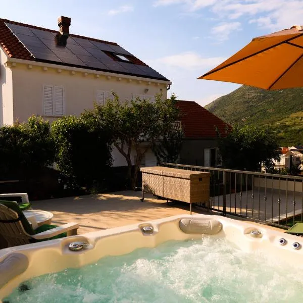 Apartment Pina - A Home Away From Home With A Private Jacuzzi, hotel din Cavtat