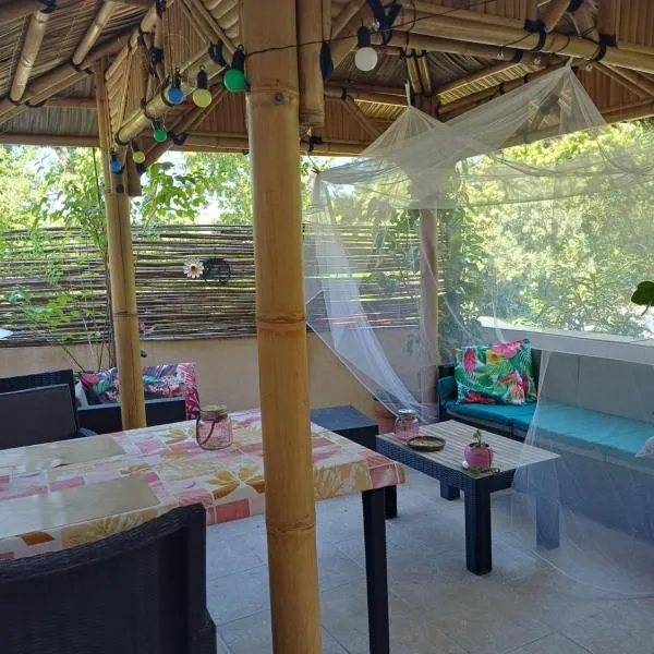 Quissac에 위치한 호텔 Studette cosy 10m2, Terrasse 18m2, Grande Piscine et Parking privé