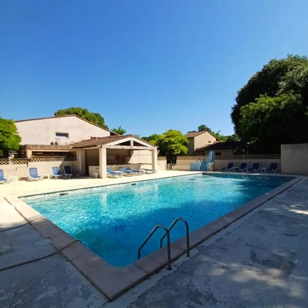 Studette climatisée, Terrasse 18m2, Grande Piscine et Grand Parking, хотел в Quissac