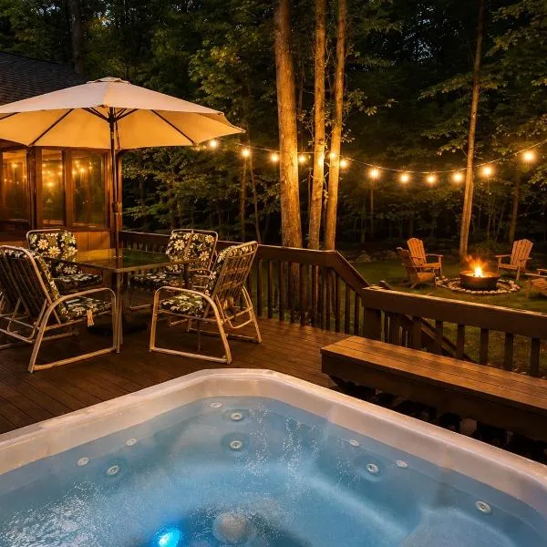 Pocono Retreat Family Home with Hot Tub Deck Sunroom Outdoor Pool Big Bass Lake Larsen Lake Gouldsboro Clifton Township, hotel i Lehigh