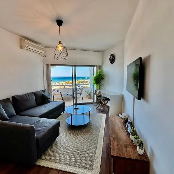 Sea View 1BR With Pool Access, hotel v mestu Larnaka