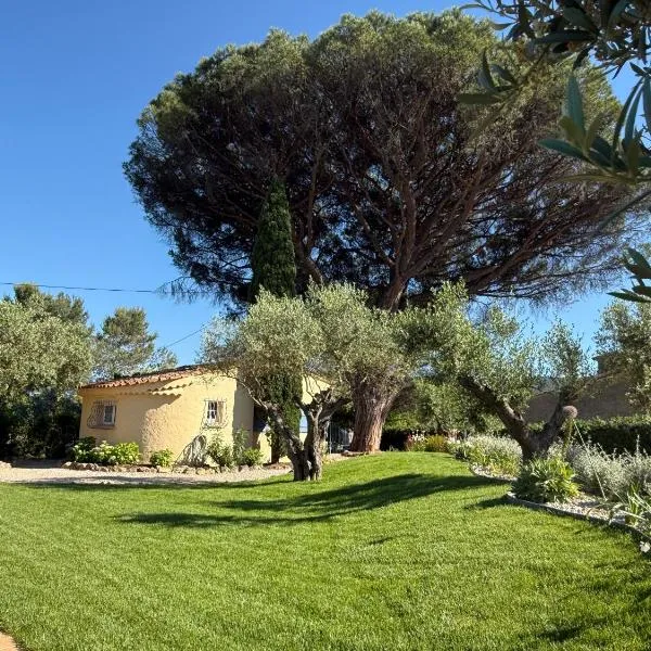 Le mazet du grand pin, hotel v destinaci Cogolin