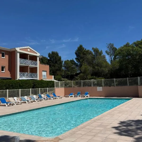 appartement cosy avec piscine: Saint-Raphaël şehrinde bir otel