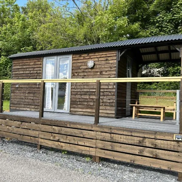 Tower Farm Holidays - Glamping, hotel in Llangollen