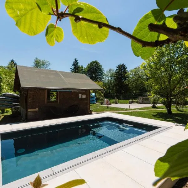 Adventure Cottage with pool and big garden, hotel na Bledu