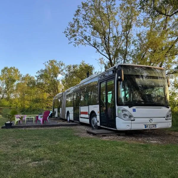 Saint-Usage에 위치한 호텔 Magnifique bus insolite avec jacuzzi