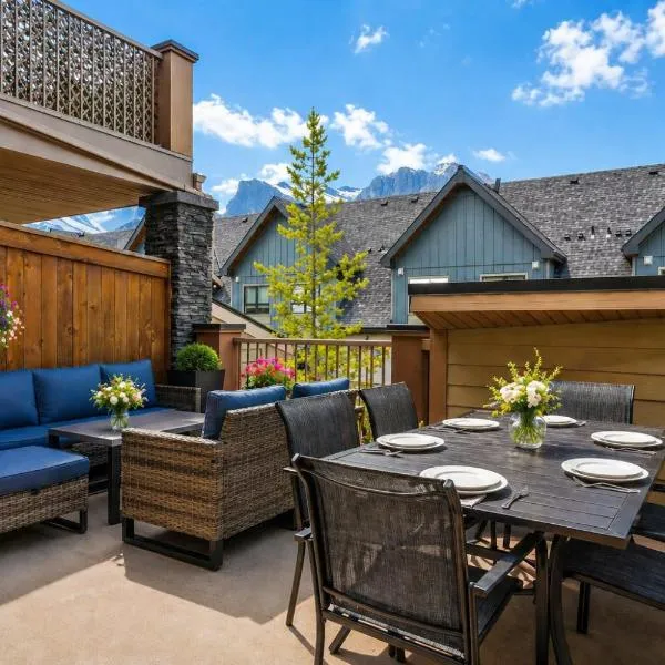 Peaks n' Patio - 3 Bedrooms, Pet Friendly, Gym, Outdoor Hot Tub, hotelli kohteessa Canmore