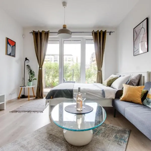 Brand New Apartment with Patio - Near Metro & Shopping Mall, hotell i Praha