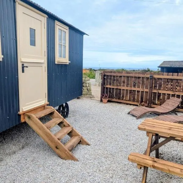 Cape Cornwall Shepherds hut with vast sea views, Hotel in St Just