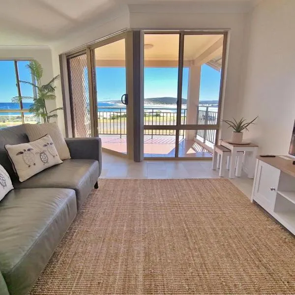 Pelican Shore Villa 2 - Kalbarri WA、カルバリのホテル