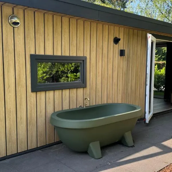 Panterhuis Leo l Tiny House l Buitenbad, airco, speeltuin, bostuin, hotelli kohteessa Epe