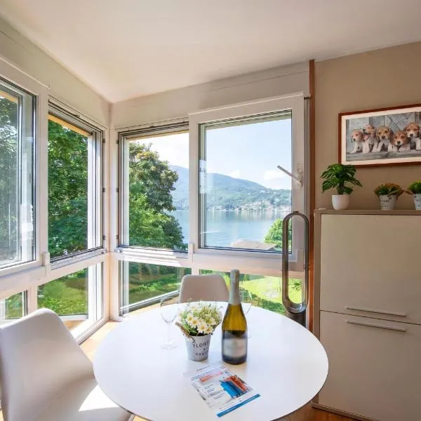 Al Pontile Di Caslano Lake-View Villa with Garden - Happy Rentals, hotell i Caslano