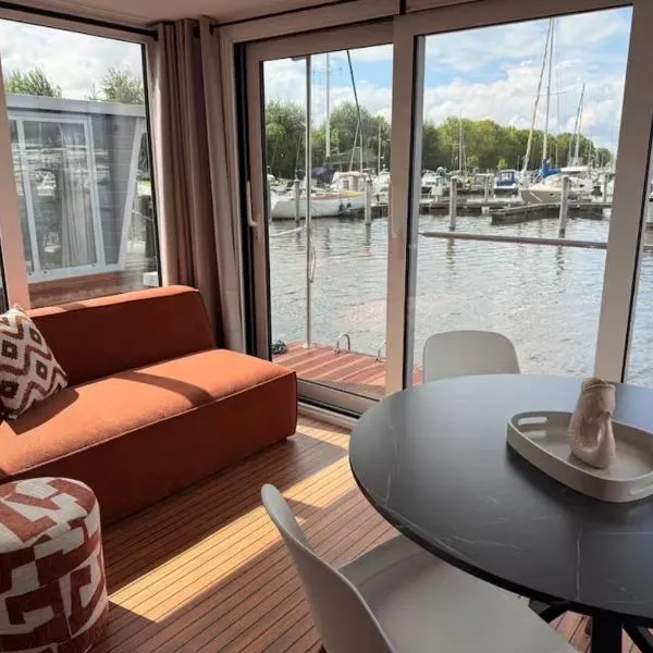 Glamping Houseboat, hotel in Dinteloord
