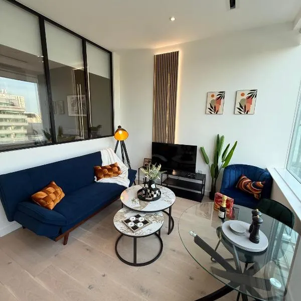 Luxury Flat - Sleeps 4 - Private Parking - Gym Access & Dedicated Workspace, viešbutis mieste Kew Bridge