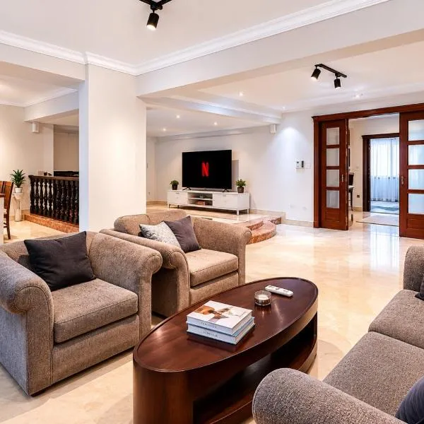 Cairo Homes Central 3BR in Zamalek, hotel no Cairo
