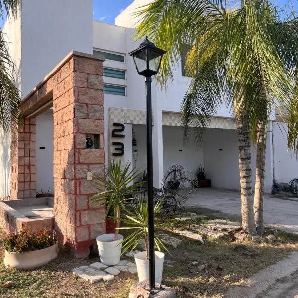Casa completa, 4 dormitorios, 7 camas dobles, 4 sofá cama, 3 baños 1 en planta baja, cocina equipada, consola Arcade, asador, juguetes para niños, plancha, secadora, cafetera, etc, fraccionamiento privado, zona de vías rápidas y toallas，托雷翁的飯店