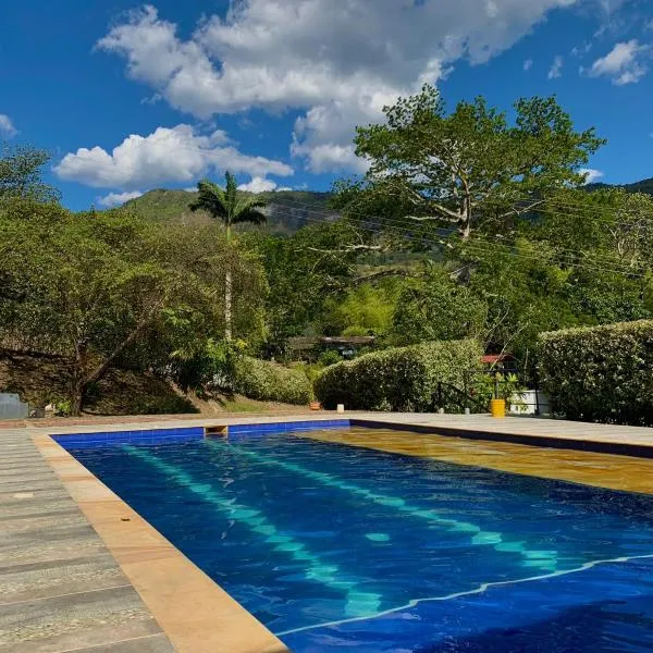 Finca Campestre Tres Potrillos en Villeta，比列塔的飯店