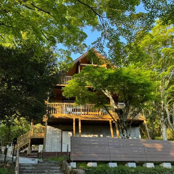 P's Wood 元箱根 ー芦ノ湖を望むログハウスー 屋根付BBQ 最大7名, hotel u gradu 'Hakone'