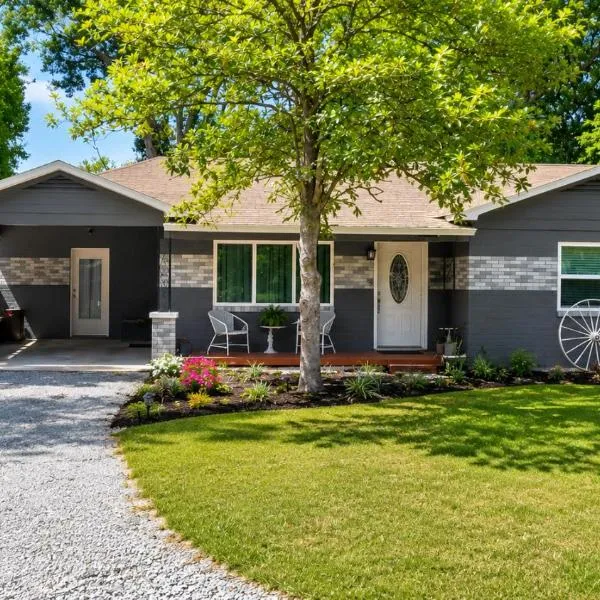 Cozy Cottage - Sleeps 8 - Close to Silver Springs & WEC, Hotel in Ocala