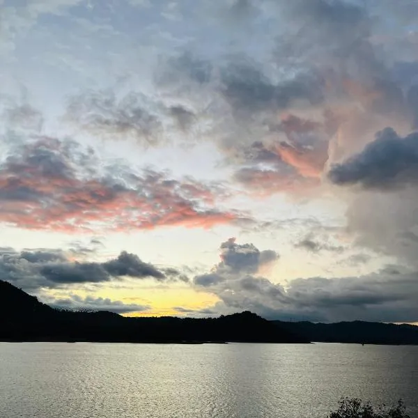 Elee Villa - Waterfront Retreat with Victoria Reservoir & Mountain Views, hotel v destinaci Teldeniya